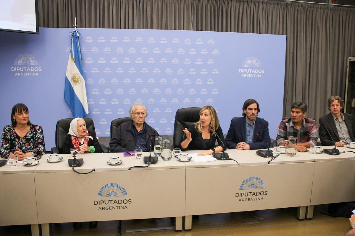Los diputados de izquierda Romina Del Plá, Myriam Bregman, Nicolás Del Caño, Christian Castillo y Alejandro Vilca junto a Nora Cortiñas y Adolfo Pérez Esquivel