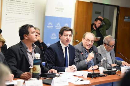 Los diputados de la comisión de Industria