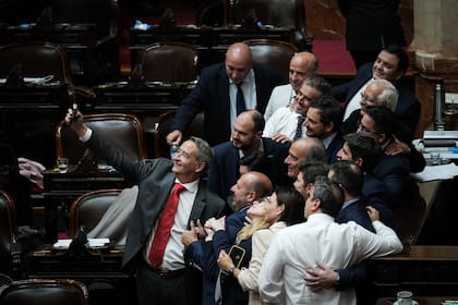 Los diputados de La Libertad Avanza se sacan una selfie con Guillermo Francos