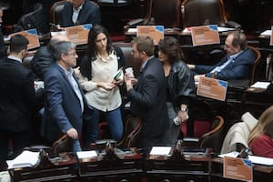 Los diputados de Unión por la Patria, Germán Martínez, Sabrina Selva y Paula Penacca, junto a Nicolás Massot, de Encuentro Federal
