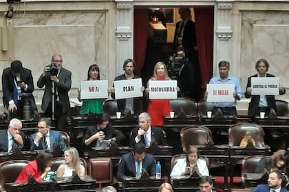 Los diputados del FIT Romina del Plá, Nicolás del Caño, Myriam Bregman, Alejandro Vilca y Christian Castillo, en el recinto del Congreso, con carteles contra Milei