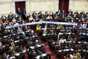 Los diputados Emilio Monzó y Graciela Camaño extienden la boleta partidaria en el recinto de la Cámara baja