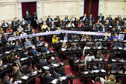 Los diputados Emilio Monzó y Graciela Camaño extienden un rollo en el que están plegadas las boletas partidarias que compitieron en la localidad de Moreno en 2021