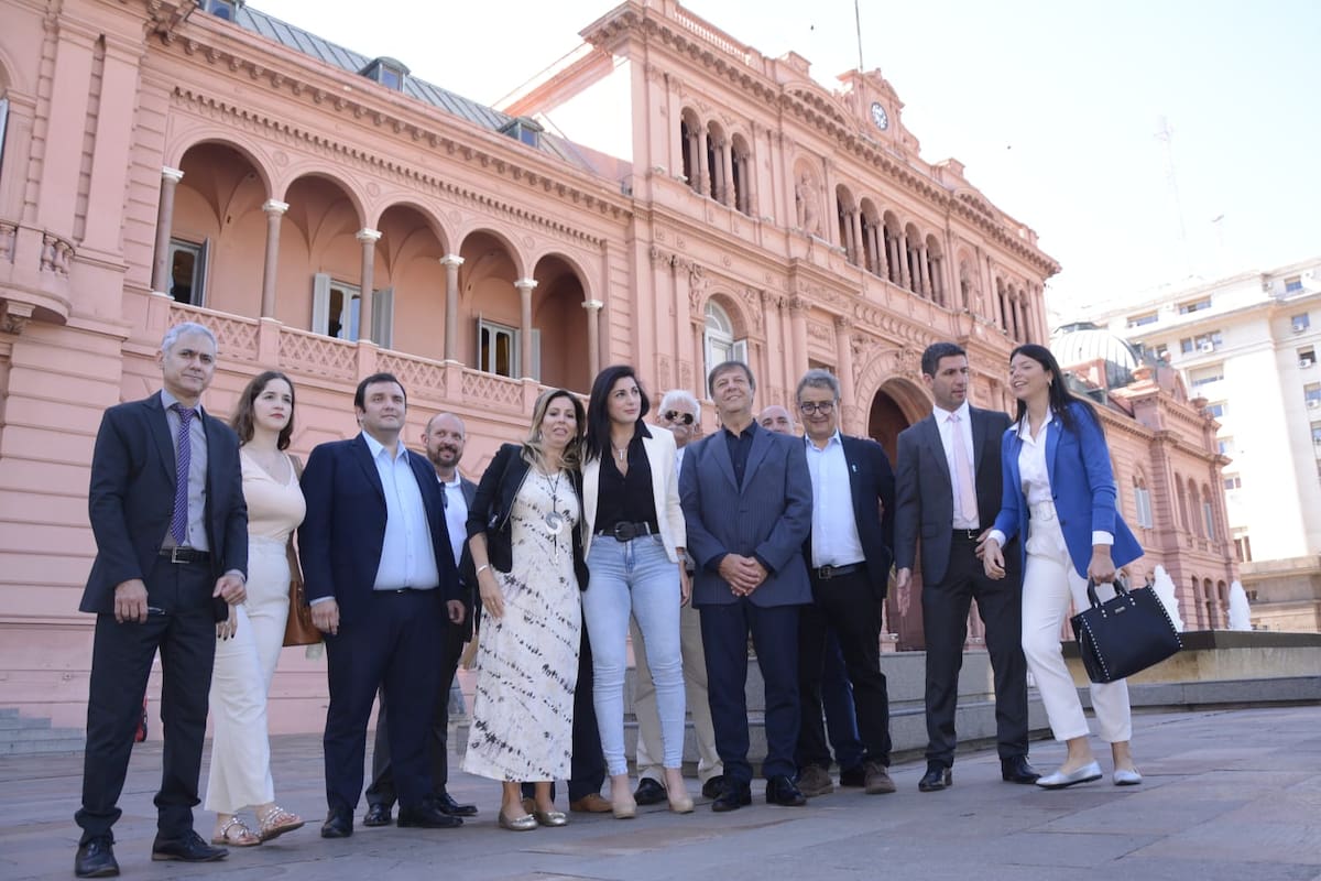 Los diputados libertarios, antes de ingresar a la Casa Rosada para su reunión con Milei