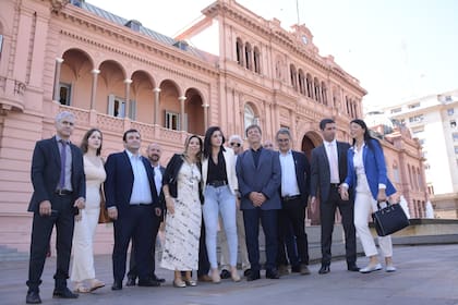 Los diputados libertarios, antes de ingresar a la Casa Rosada para su reunión con Milei