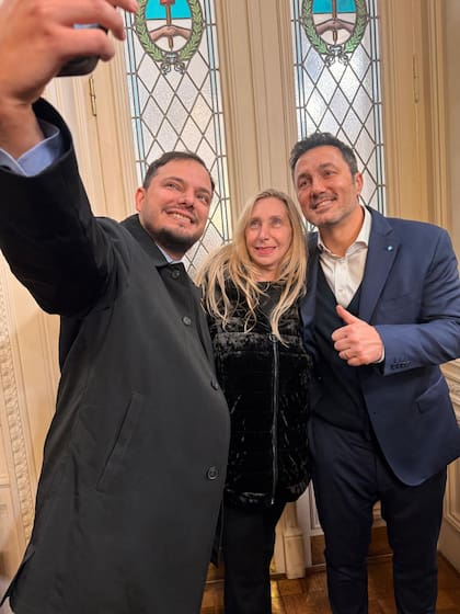 Los diputados mendocinos, Álvaro Martínez y Luis Petri, se toman una foto con Karina Milei en la Cámara de Diputados