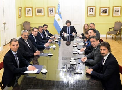 Los diputados radicales Luis Picat, José Tournier, Pablo Cervi, Mariano Campero y Martín Arjol, que cambiaron su voto en la reforma jubilatoria, junto al presidente Javier Milei y funcionarios del gabinete