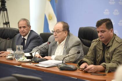 Los diputados Sergio Palazzo, Carlos Heller y Marcelo Casaretto, autoridades de la Comisión de Presupuesto