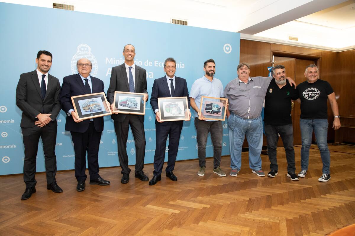 Los directivos de Mercedes-Benz Camiones y Buses junto al ministro de Economía Sergio Massa y al secretario José Ignacio de Mendiguren
