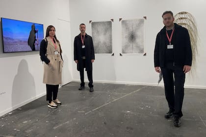 Los directores de la galería salteña Remota, la galería argentina visitada por los reyes, con la artista Roxana Ramos y su obra