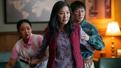 Los directores de la película, que se hacen llamar "Los Daniel", dirigen a Michelle Yeoh en el multiverso de Evelyn.