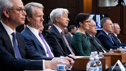 Los directores de los grandes bancos: (de izq. a der.) Charles Scharf de Wells Fargo, Brian Moynihan de Bank of America, Jamie Dimon de JPMorgan Chase y Jane Fraser de Citigroup