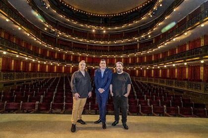 Los directores del Cervantes rodean a Leonardo Cifelli, el secretario de Cultura que confió en ellos