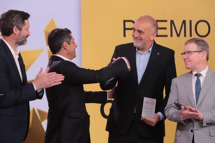 Los directores del Grupo Saporiti festejan haber ganado el premio a la Trayectoria y el máximo galardón, el Oro