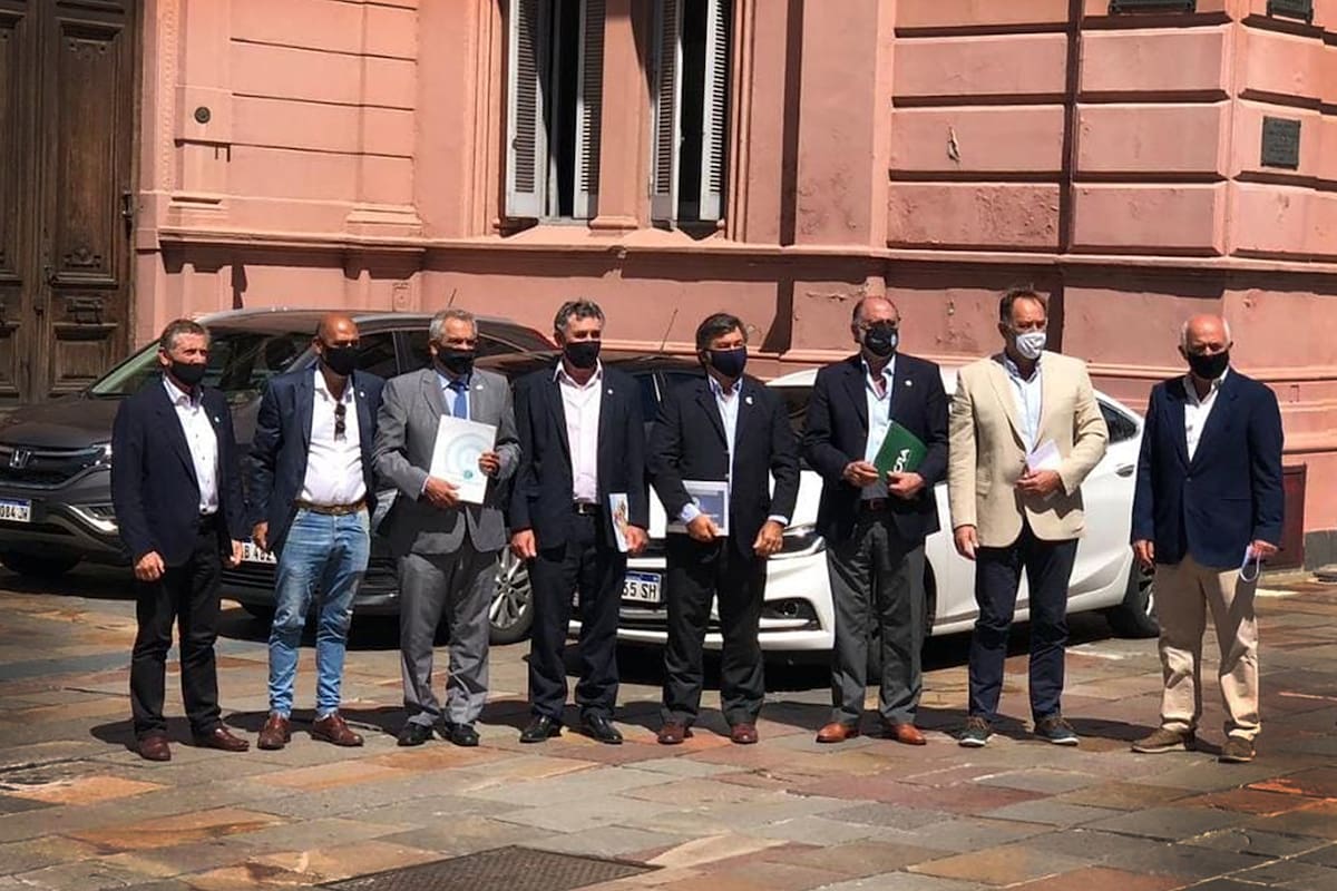 Los dirigentes al llegar a la Casa Rosada para la reunión con el presidente Alberto Fernández