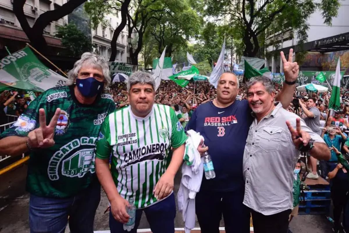 Los dirigentes camioneros Omar Pérez, Pablo Moyano, Marcelo Aparicio y Jorge Taboada en un reclamo frente al Ministerio de Trabajo