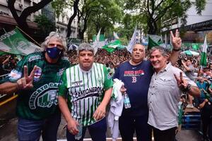 Los dirigentes camioneros Omar Pérez, Pablo Moyano, Marcelo Aparicio y Jorge Taboada en un reclamo frente al Ministerio de Trabajo