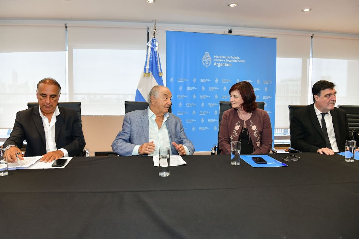 Los dirigentes de Comercio, Carlos Pérez y Armando Cavalieri, en el Ministerio de Trabajo con Kelly Olmos y Marcelo Bellotti