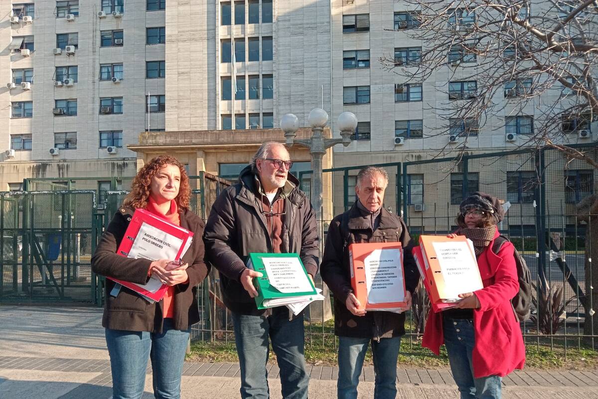 Los dirigentes de izquierda Vanina Biasi, Eduardo Belliboni, Néstro Pitrola y Gabriela de la Rosa, en los tribunales de Comodoro Py