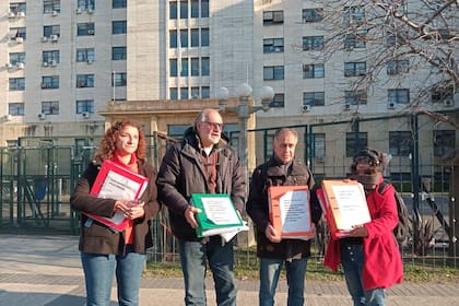Los dirigentes de izquierda Vanina Biasi, Eduardo Belliboni, Néstro Pitrola y Gabriela de la Rosa, en los tribunales de Comodoro Py