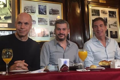 Larreta, Peña y Santilli esta mañana en el desayuno de Juntos por el Cambio en el café Tortoni