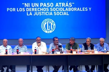 Los dirigentes de la CGT Armando Cavalieri, Andrés Rodríguez, Héctor Daer, Gerardo Martínez, Pablo Moyano, Carlos Acuña y José Luis Lingeri