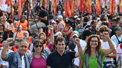 Los dirigentes de la izquierda durante la marcha por el 1° de mayo