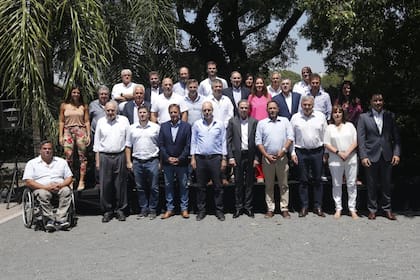 Los dirigentes de la Mesa Nacional de Juntos por el Cambio, en la "foto de familia" previa a la reunión que realizaron en Palermo
