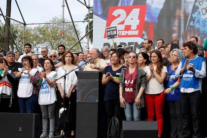 Los dirigentes gremiales y políticos que pidieron que Macri "se vaya antes"