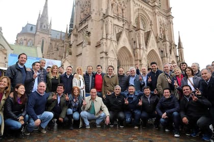 Los dirigentes kirchneristas posaron con la Basílica de Luján de fondo en el acto organizado por Hugo Moyano, en 2020
