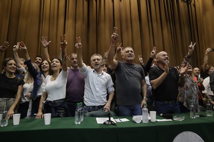 Los dirigentes kirchneristas que siguen alentando el "operativo clamor" pese a la declinación de la vicepresidenta