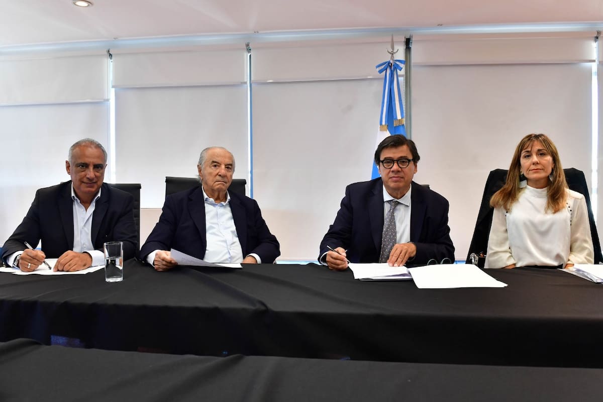Los dirigentes mercantiles Carlos Pérez y Armando Cavalieri junto con los funcionarios Claudio Moroni y Gabriela Marcello durante la firma de la paritaria de Comercio