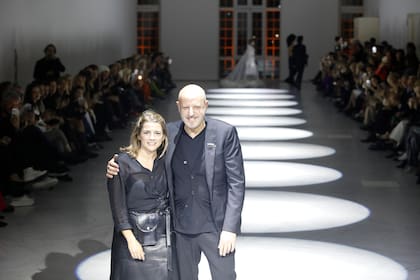 Los diseñadores Antonella Lemo y Fabián Zitta en el cierre del desfile de Fabián Zitta