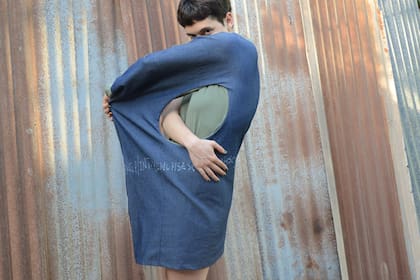 Los diseñadores argentinos que crean bajo premisas Zero Waste, combinan formas experimentales de moldería con técnicas de reciclaje, intervenciones textiles y tintes naturales, entre otras acciones. Compartimos los métodos de trabajo de algunos de ellos.