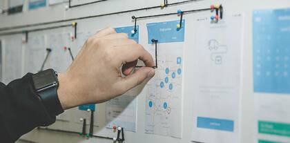 Los diseñadores de UX y UI se enfocan en que los sitios web y aplicaciones sean amigables y fáciles de utilizar