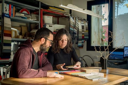 Los diseñadores, en su estudio lleno de luz natural.
