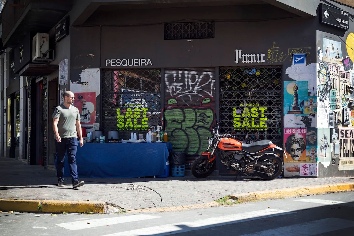 Los diseñadores que sentaron las bases de un modo más creativo que comercial de hacer modo hoy recalculan el rumbo. Los locales cierran y se abren otras formas de desarrollo para explorar