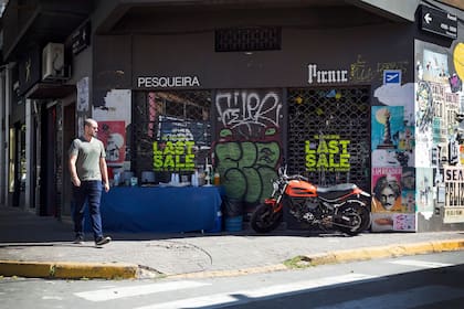 Los diseñadores que sentaron las bases de un modo más creativo que comercial de hacer modo hoy recalculan el rumbo. Los locales cierran y se abren otras formas de desarrollo para explorar