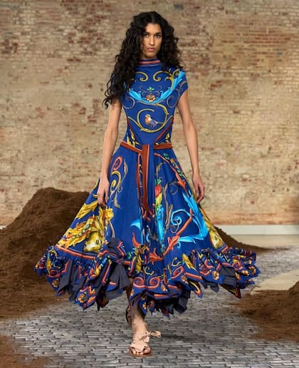 Los diseños fileteados del director creativo de Moschino en la Semana de la Moda de Milán