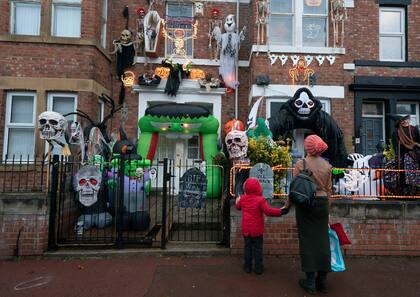 En Estados Unidos y otras partes del mundo, los niños aprovechan la noche de Halloween para disfrazarse y pedir caramelos.