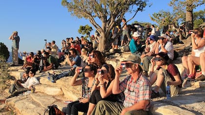 Los dispositivos que deben utilizarse para observar el eclipse parcial solar son visores más oscuros que los normales y cumplen con el estándar internacional ISO 12312-2