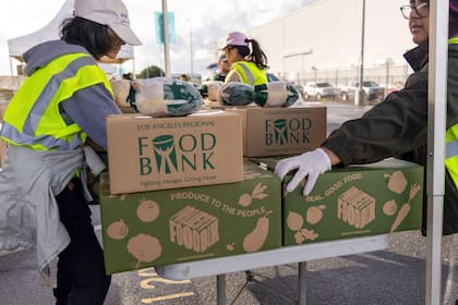 Los distribuidores de alimentos pueden entregar insumos para preparar la comida, o platillos calientes (Facebook/Los Angeles Regional Food Bank)