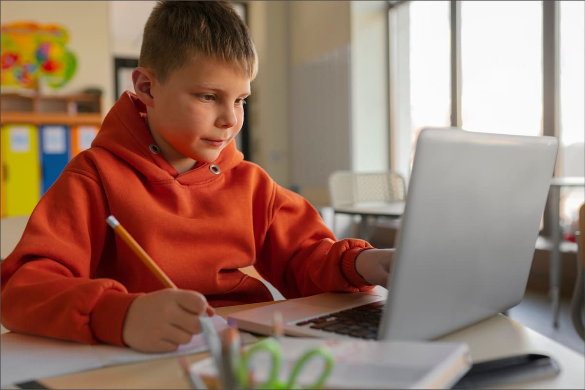 Los distritos escolares de Houston, en Texas, confirmaron que utilizan la IA para monitorear la actividad de los estudiantes (imagen ilustrativa)
