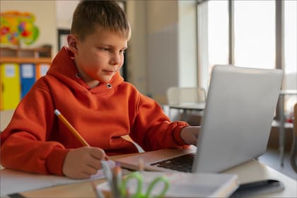 Los distritos escolares de Houston, en Texas, confirmaron que utilizan la IA para monitorear la actividad de los estudiantes (imagen ilustrativa)