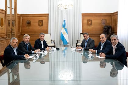 Los dobernadores aliados Alfredo Cornejo, Rogelio Frigerio y Leandro Zdero con Guillermo Francos, Luis Caputo y Lisandro Catalán
