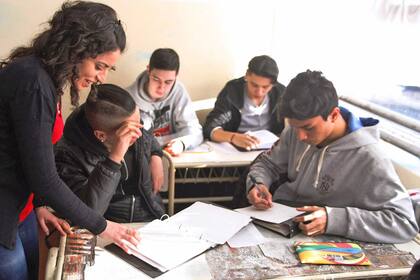Los docentes de la provincia de Santa Cruz iniciaron hoy el ciclo lectivo 2017 tras 104 días de huelga en reclamo de aumentos salariales. Alumnos de 5to año del colegio Dr. Julio Ladvocat de Río Gallegos, durante su primer día de clases