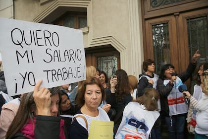 Los docentes de Suteba marcharon en La Plata para reclamar por irregularidades en los salarios.
