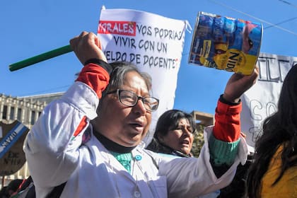 Los docentes llevan 19 días de huelga en Jujuy por reclamos salariales y negocian ahora una suba con Morales