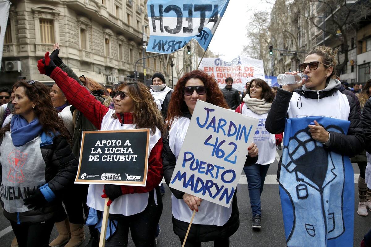 Los docentes marcharon en solidaridad con los maestros agredidos