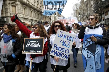 Los docentes marcharon en solidaridad con los maestros agredidos